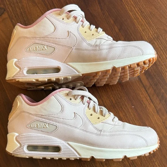 Nike Women’s Cream and Pink Athletic Sneakers - 10W - Picture 7 of 14